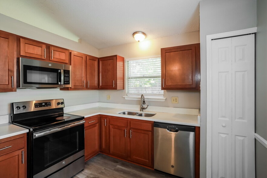 Building Photo - 8228 Honeysuckle Ln