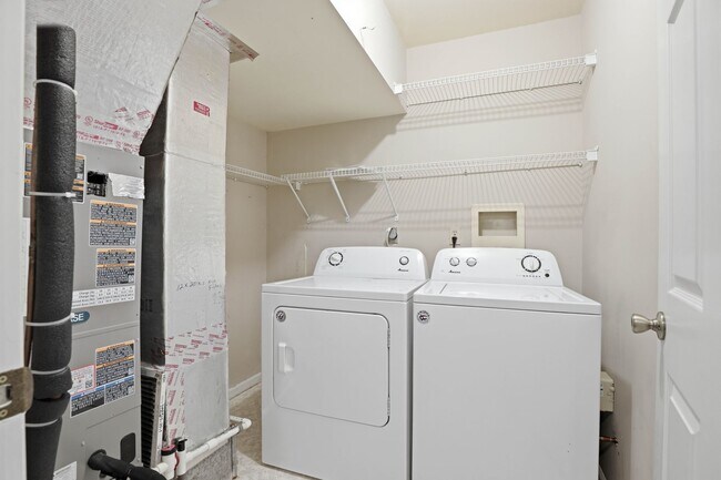Building Photo - Stunning 3 Bedroom Townhome !