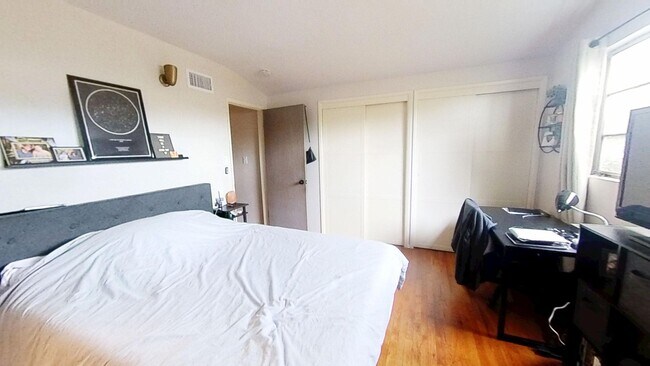 Building Photo - WALK TO SDSU! 5 bed 2 bath House w/ A/C
