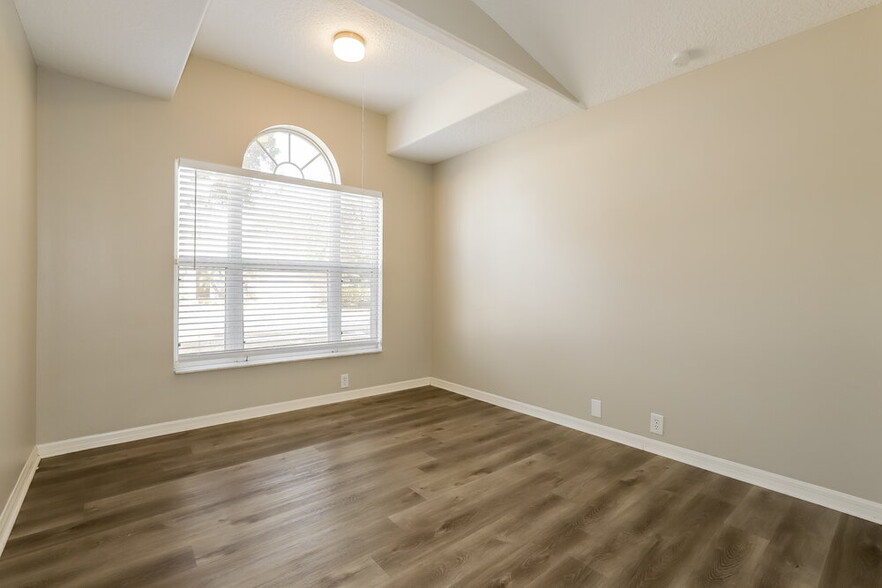 Building Photo - 6615 Oakbrooke Cir
