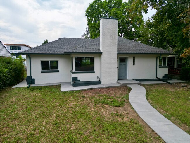 Building Photo - Beautifully remodeled mid-century modern h...