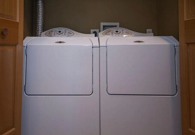 Building Photo - Studio Condo in Heart of Old Town Fort Collins!