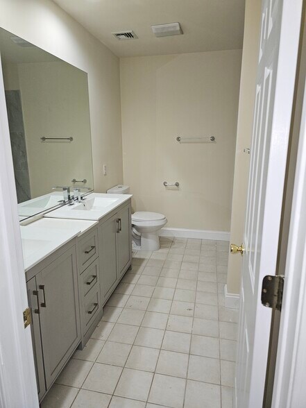 Building Photo - 17 Troy Ln