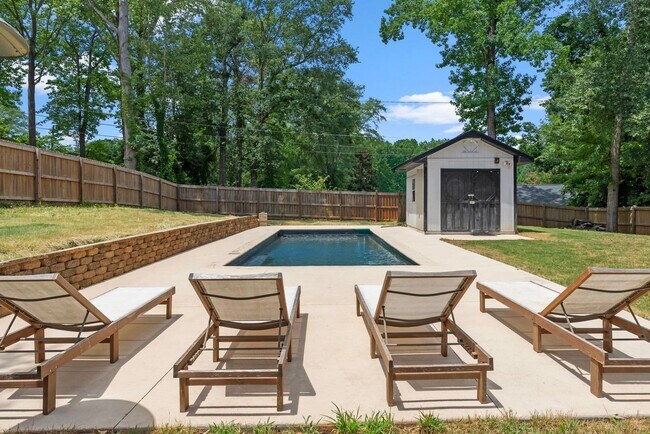 Building Photo - Forest Park