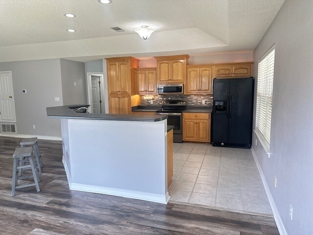 Building Photo - Welcome Home to this 3/2 beautifully Designed for both Relaxation & Entertaining