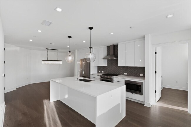 Building Photo - Charming Furnished HighRise 2BR Condo in Atlanta