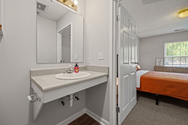Building Photo - FULLY FURNISHED EXCLUSIVE SHORT AND MIDTERM RENTAL ONLY!
