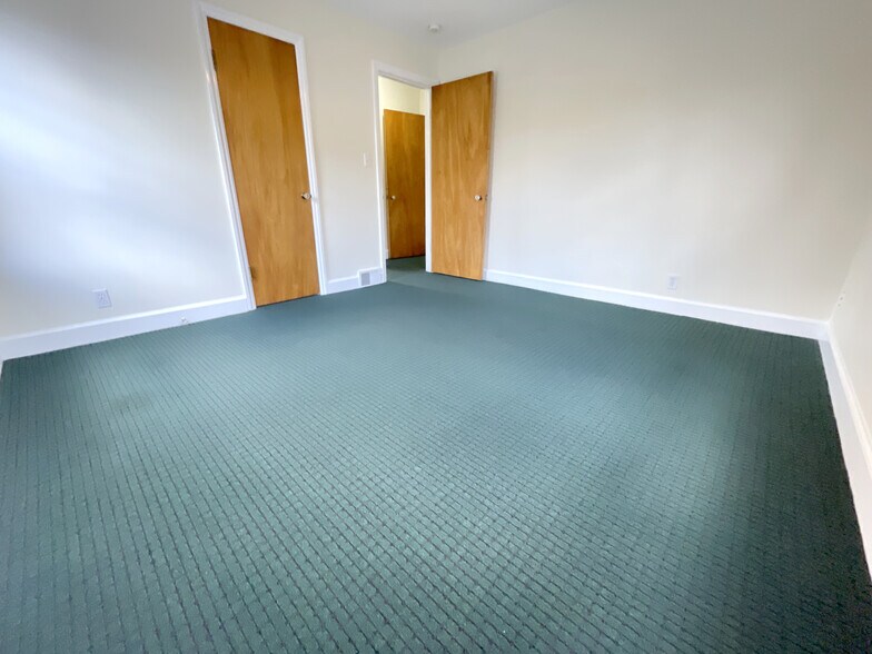 Primary Bedroom (11.5' x 12') - 355 Saratoga Rd