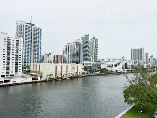 Building Photo - 800 Parkview Dr