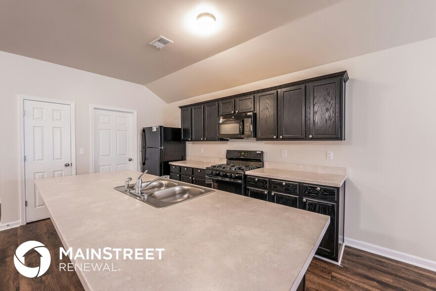 Building Photo - 461 Woodland Trl