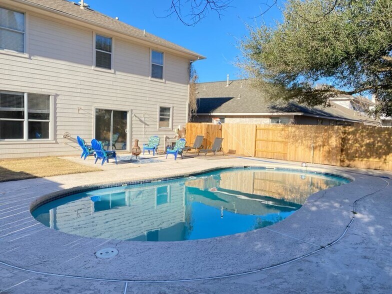 Building Photo - 2326 Clover Ridge Dr