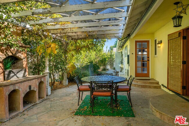 Building Photo - 13843 Milbank St