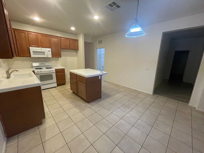 Building Photo - Hesperia- 3 Bedrooms, 2 bathrooms, New pai...