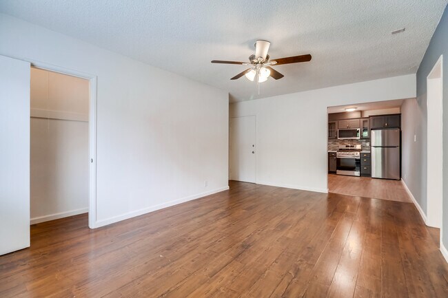 Building Photo - Classic Courtyard Building on Venice Blvd – Secure, Convenient, Pet-Friendly