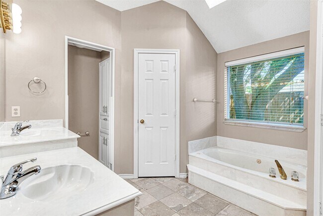 Building Photo - 4445 Jenning Dr