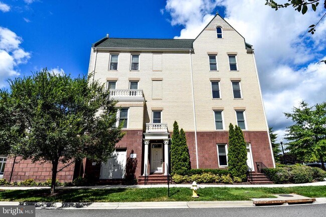Building Photo - 736 McKenzie Ave