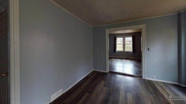 Building Photo - 10 Locust St