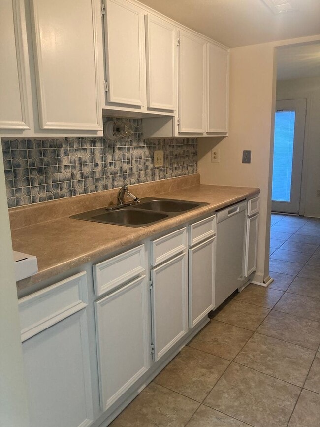 Building Photo - 9640 Greenmeadow Cir