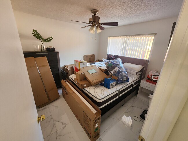 Building Photo - 1285 W 39th Pl