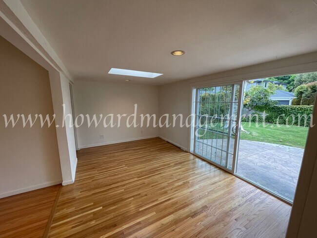 Building Photo - Beautiful Home On Corner Lot With Large Ba...
