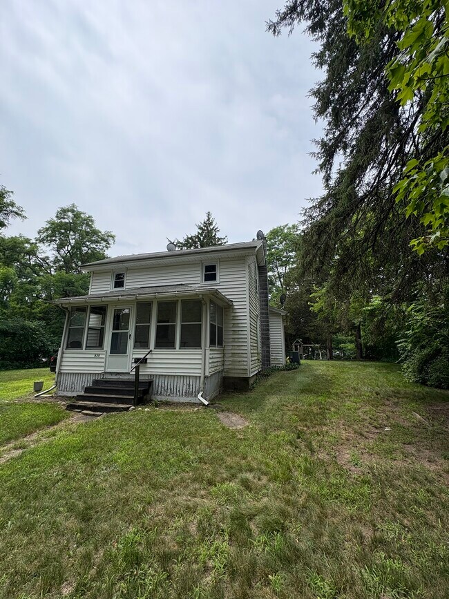 Building Photo - 825 Burr Oak St