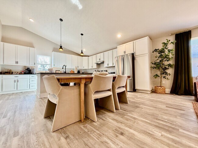 Building Photo - 5 Bed 3 Bath Home With Hot Tub In West Chester, OH