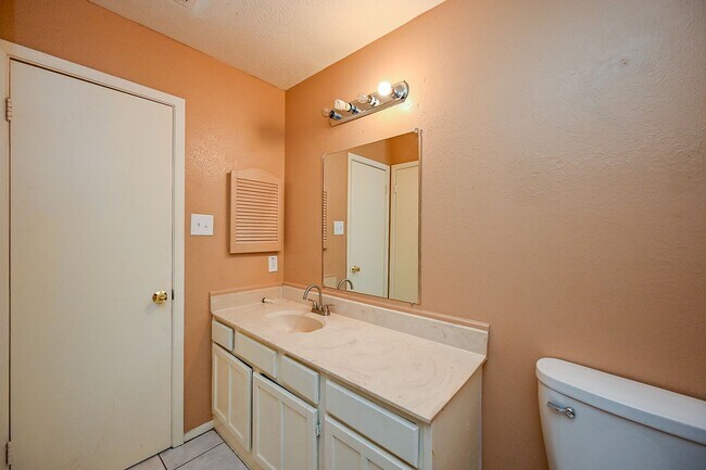 Building Photo - Nice 4 bd Rm Single Family Home