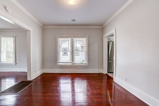 Building Photo - 2/1 Bright and Cheery Home Right Off Downtown!