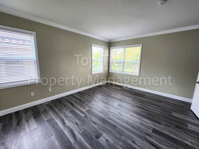 Building Photo - Stunning Newly Remodeled 4 bed / 2.5 bath ...