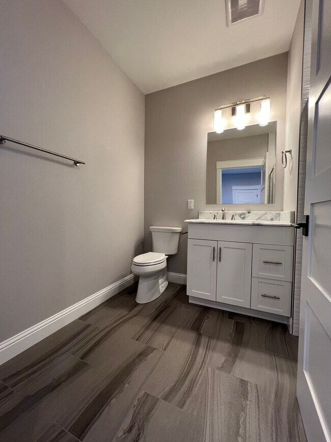 Building Photo - Beautiful, Custom home in the heart of Jacksonville | Available Now