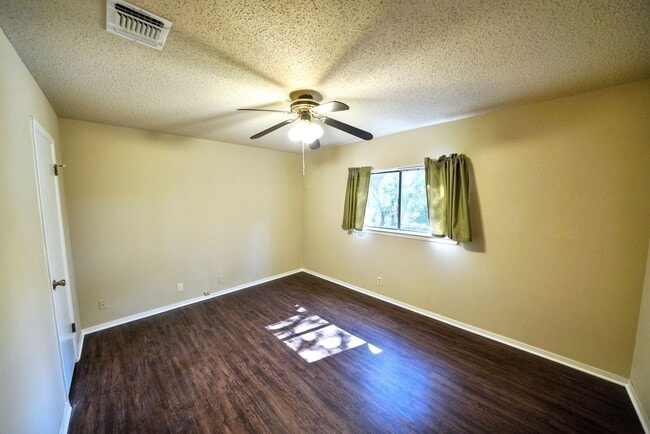 Building Photo - Cozy 3-Bed, 2-Bath with Fireplace in Prime NW Location - Realtor Commission: $500