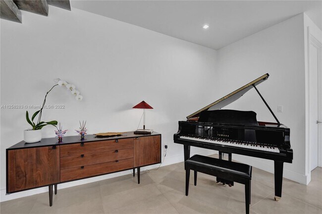 Building Photo - 3465 SW 3rd Ave