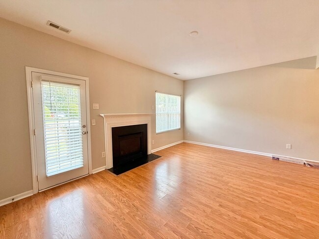 Building Photo - Charming 3BD, 2BA Apex Townhome In a Prime...