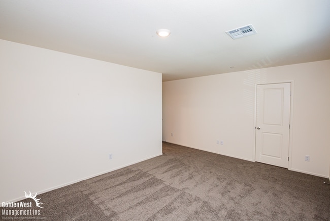 Building Photo - Brand New 3Bdm 2.5Ba Townhome in Aliante!