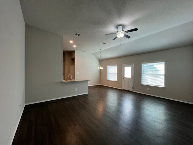 Building Photo - Luxury 3/2 Duplex in Seguin, Texas