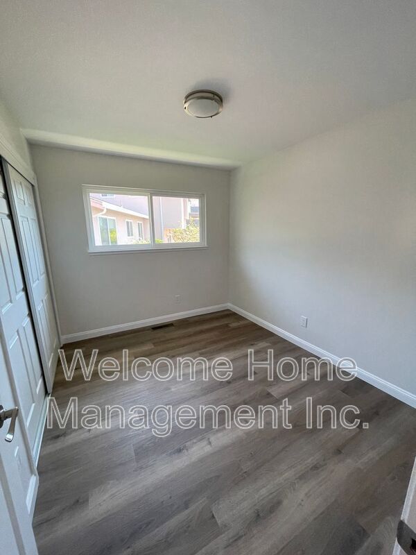 Building Photo - 16233 San Remo Dr