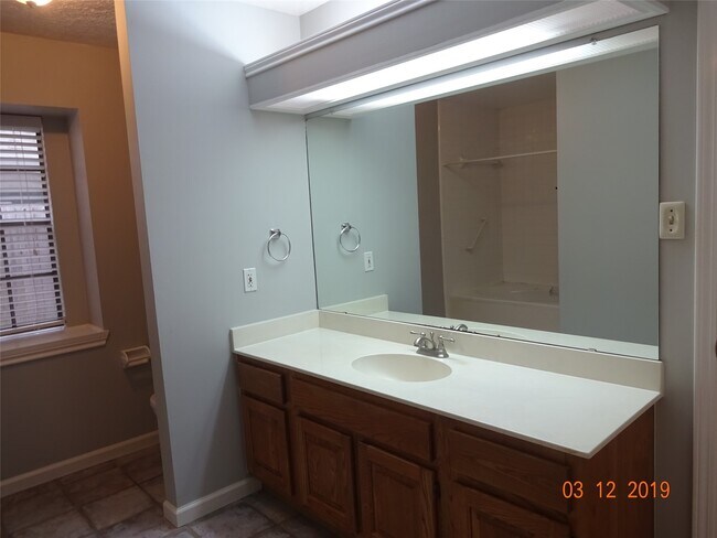 Building Photo - 73 Hickory Oak Dr