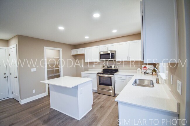 Building Photo - Wonderful 5 bedroom, 3.5 bath with a finis...
