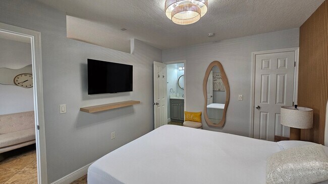 Building Photo - 368 Buenaventura Blvd