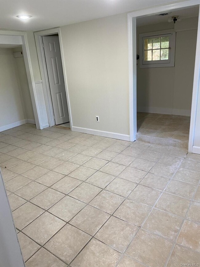 Building Photo - 459 Clove Rd