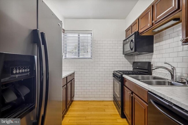 Building Photo - 11503 Amherst Ave