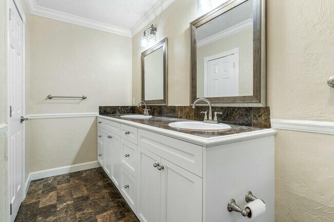 Building Photo - 121 NE Spanish Ct