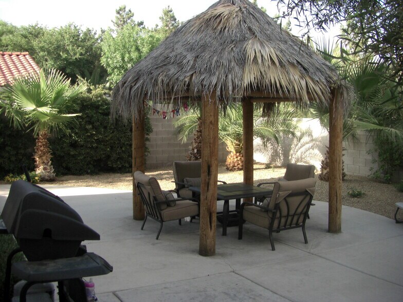 Tropical Tiki hut - 9402 Santa Fe Rose Street