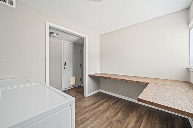 Building Photo - Two Bedroom Apartment in Tech Terrace