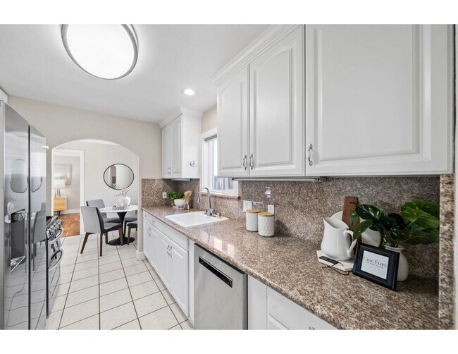 Building Photo - 674 E Julian St