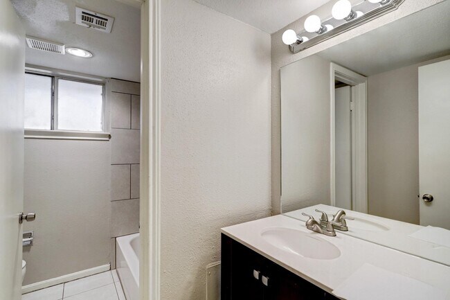 Building Photo - 2403 Tinechester Dr