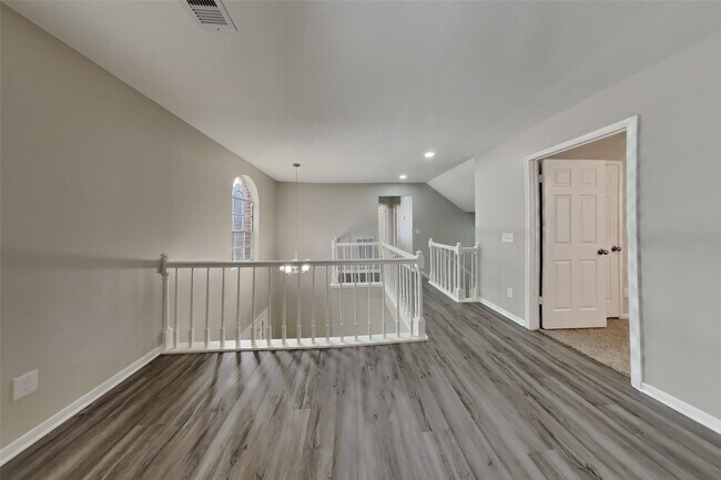 Building Photo - 802 Sierra Lake Dr