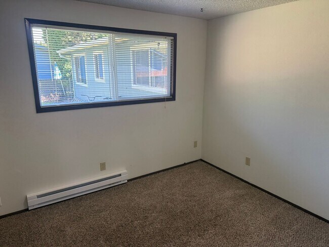 Building Photo - Two Bedroom Duplex in Aumsville