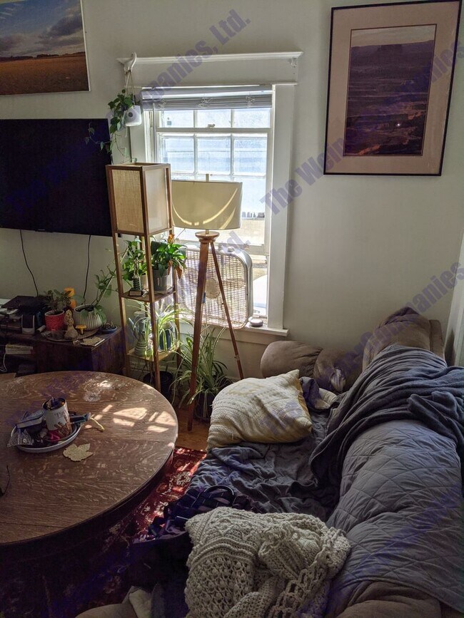 Building Photo - Charming 2-Bedroom House with Front Porch ...