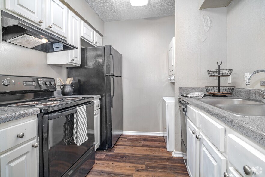1BR, 1BA - 590SF - Kitchen - Stratton Park Apartments